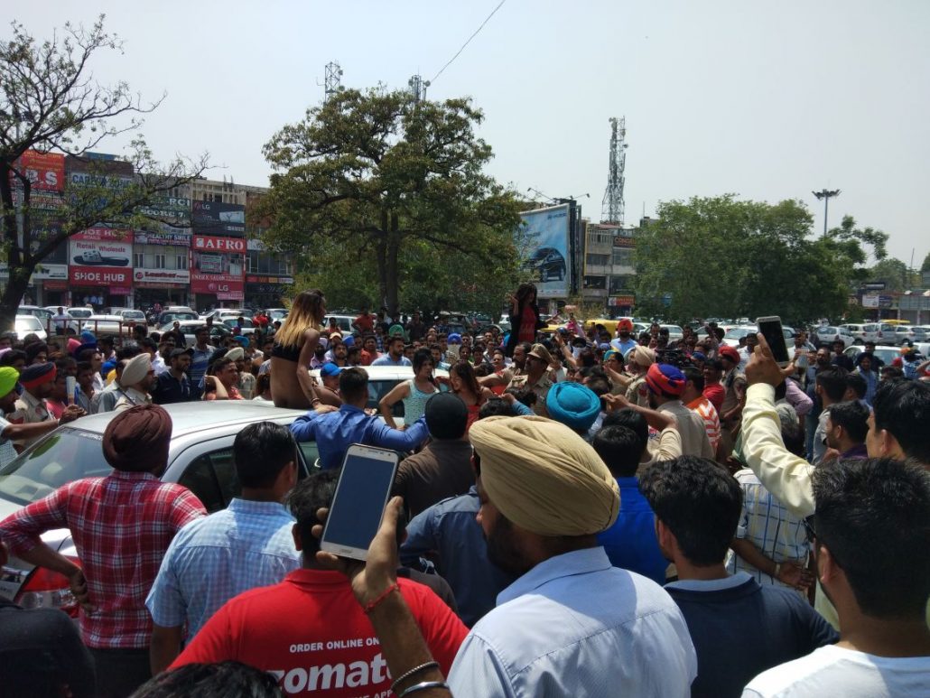 मोहाली के सात फेज में किन्नरों का जबरदस्त हंगामा….पार्किंग में खड़ी गाड़ियों में कर रहे तोड़फाड