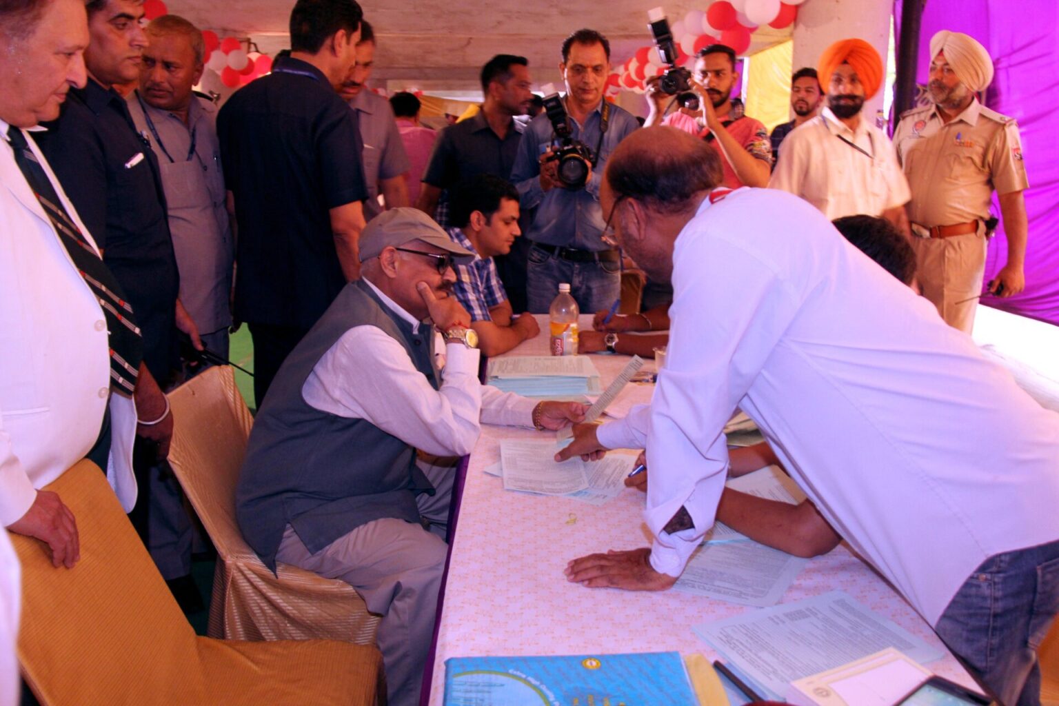 Badnore Visits Blood Donation Camp in Sector 17