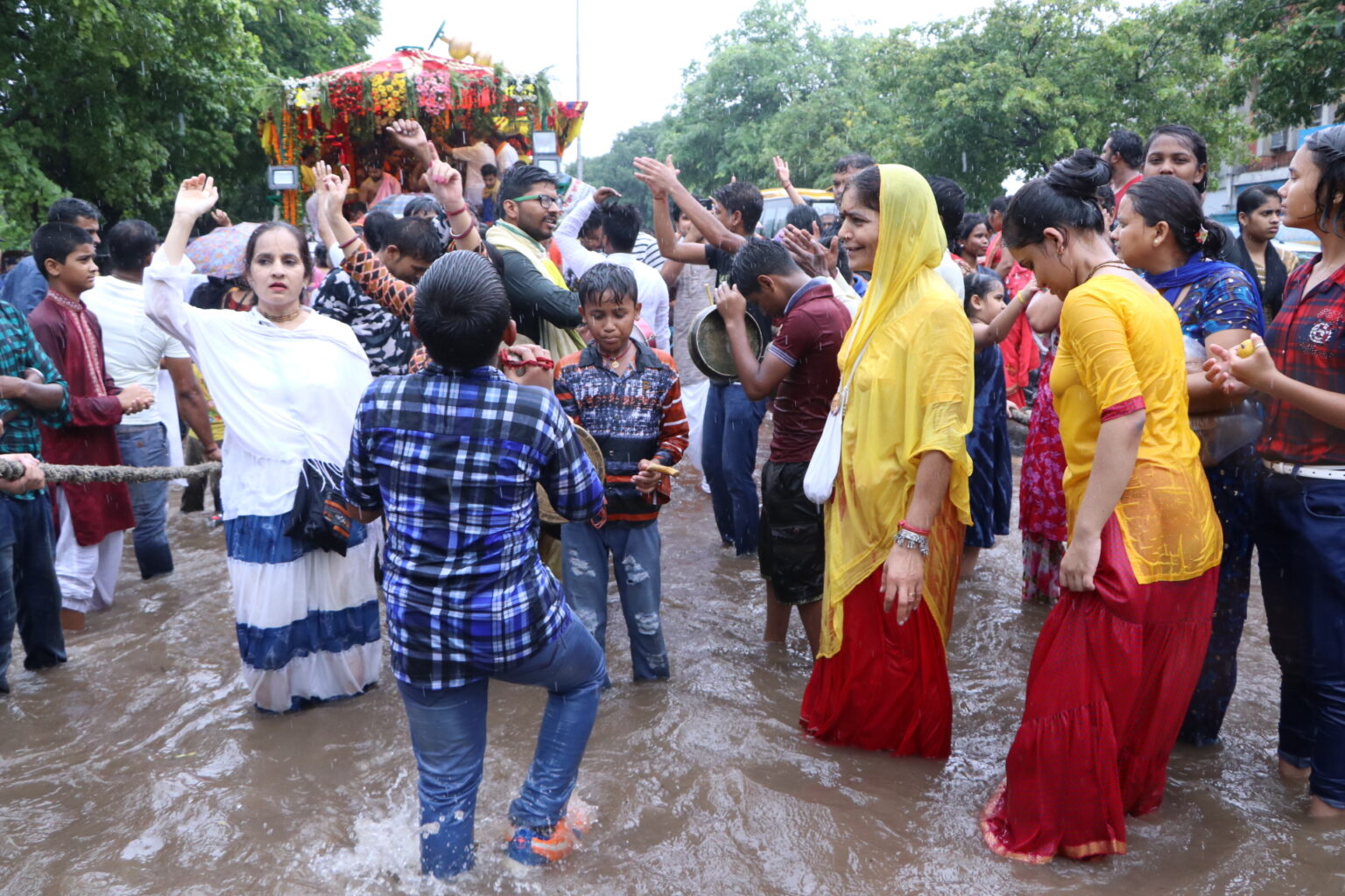 उत्कल सांस्कृतिक संघ की ओर से जगन्नाथ मंदिर सेक्टर-31 से शनिवार14 जुलाई को भगवान जगन्नाथ रथयात्रा धूमधाम के साथ निकाली तेज बरसात होने के बावजूद लोगो ने रथ यात्रा में बढ़चढ़ कर भाग लिया |