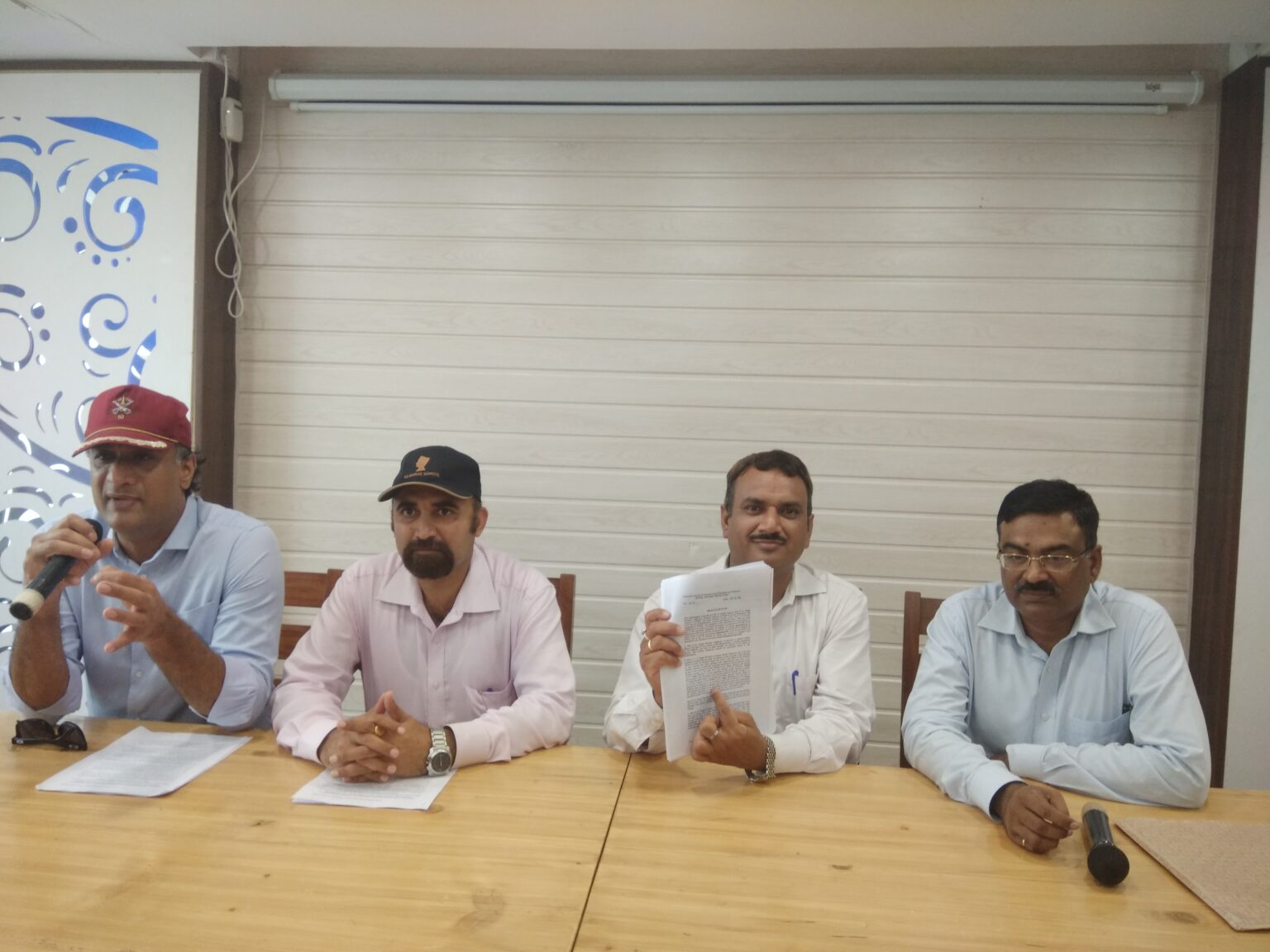 लोक सभा सत्र में मंत्री के गुमराह बयान पर नाईपर के पूर्व रजिस्टरार को बचाने का आरोप