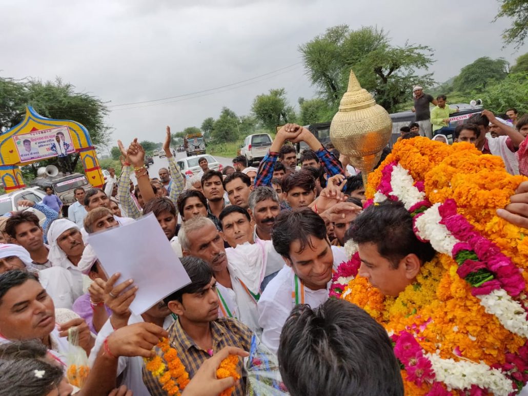 अखिल भारतीय कांग्रेस कमेटी के सचिव श्री देवेन्द्र यादव का महवा विधानसभा क्षेत्र में श्री छोटूराम मीना के नेतृत्व में पंच पटलों और जनता द्वारा भव्य स्वागत