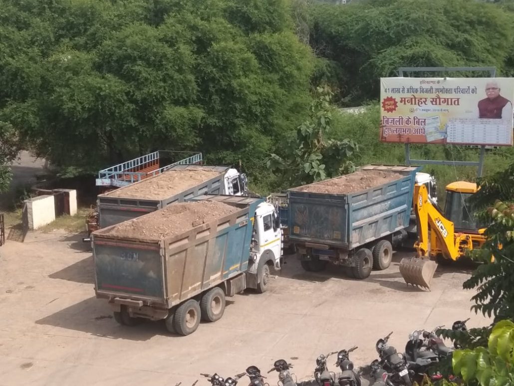 पंचकुला ने अवैध मायनिंग रोकी ओर कब्जे में लीं टिप्पर व जेसीबी