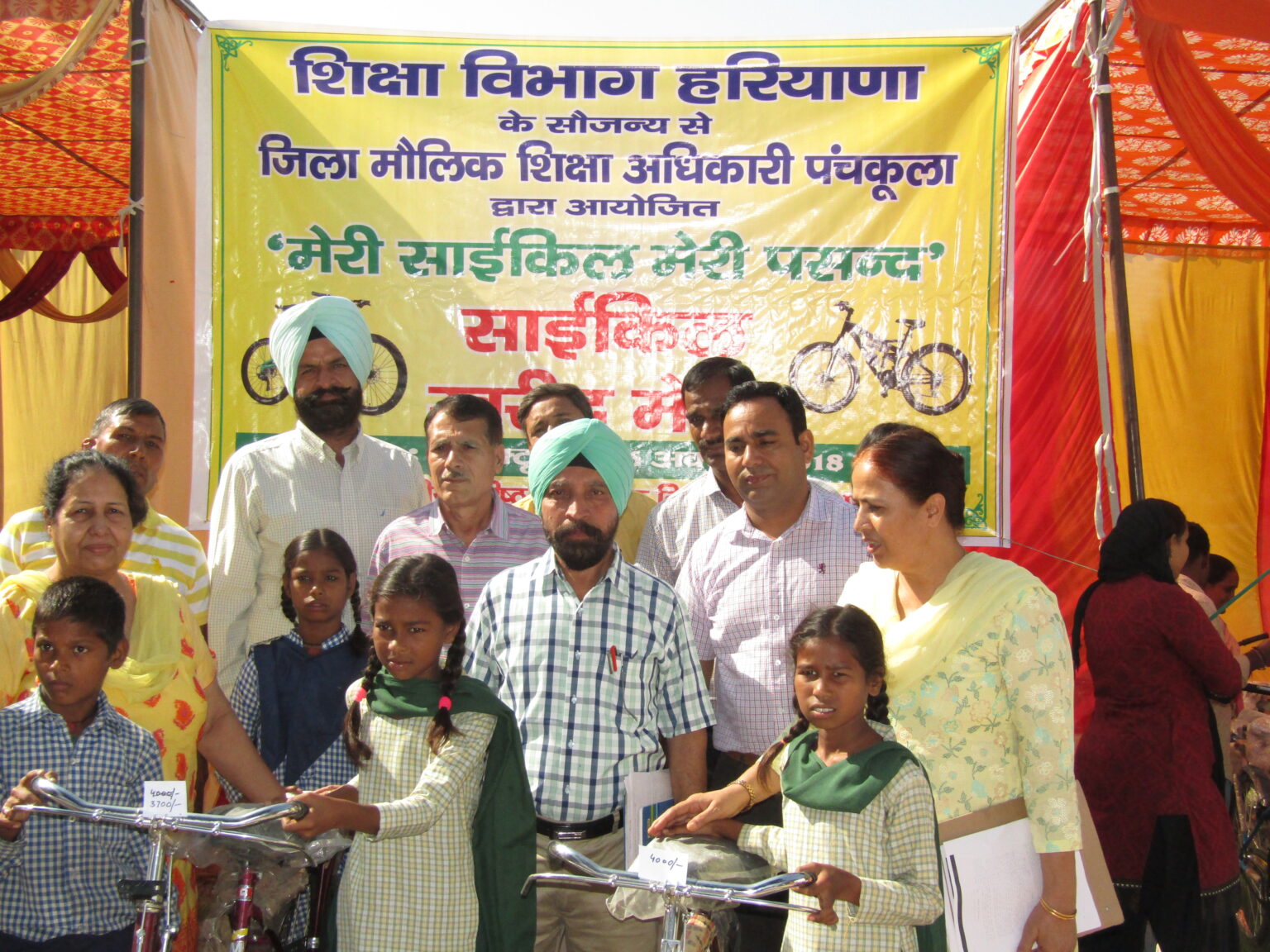शिक्षा विभाग द्वारा अनुसूचित छात्रों को नी:शुल्क साइकिलों का वितरण