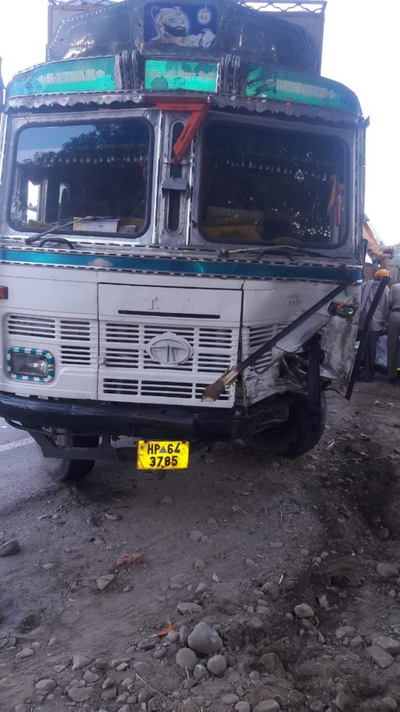 ट्रक -अर्टिका कार में आमने सामने की टक्कर किरतपुर गावँ के पास हुआ हादसा