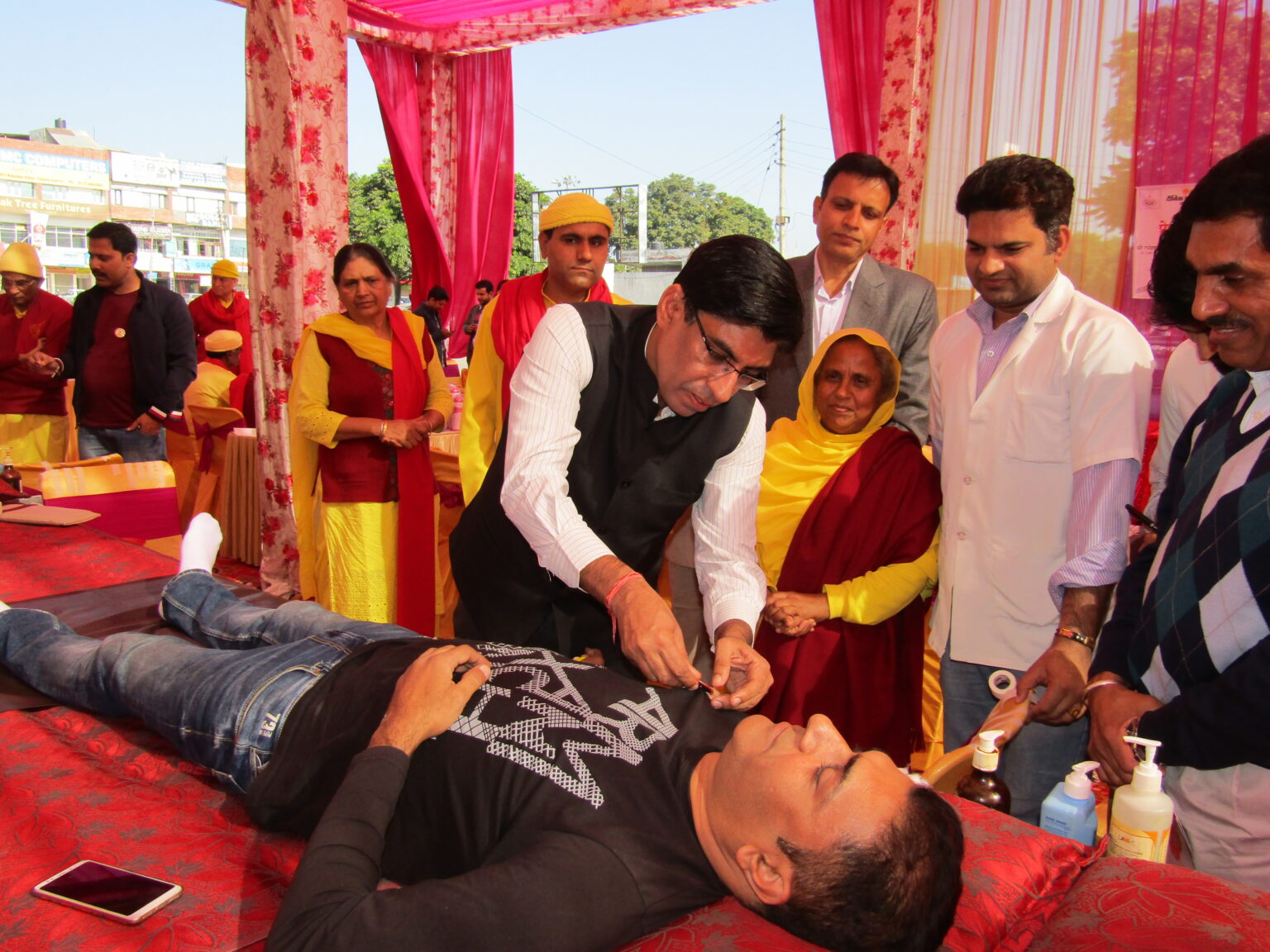 पीजीआई के डॉक्टरों की टीम ने इस रक्तदान शिविर में 105 यूनिट रक्त एकत्रित किया।