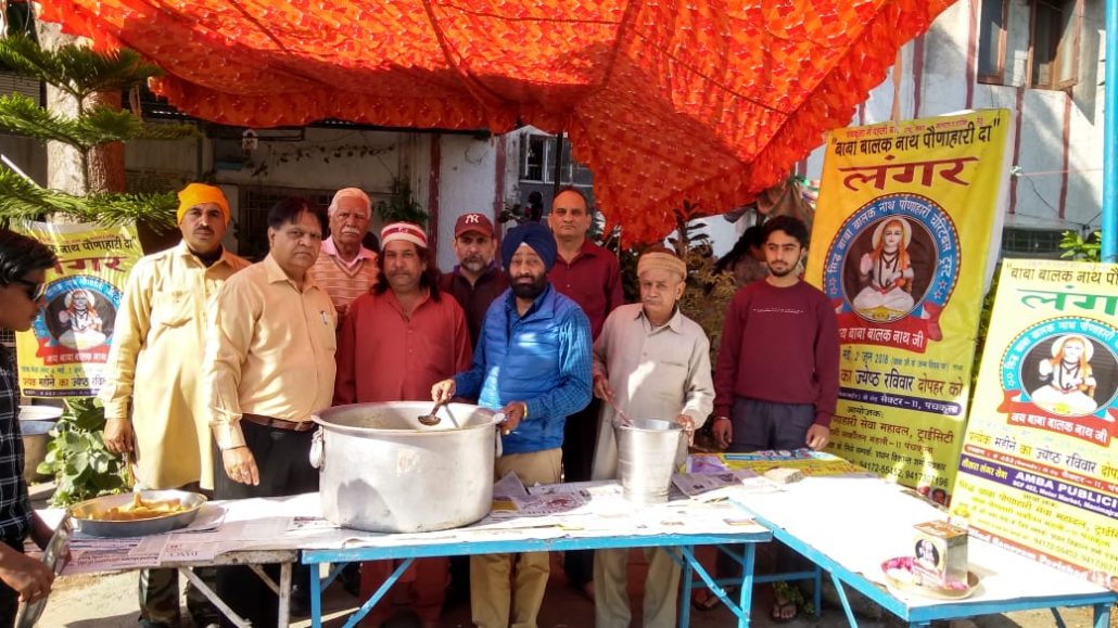 सिद्ध बाबा पौणाहारी सेवादल ट्रस्ट ने लगाया विशाल लंगर