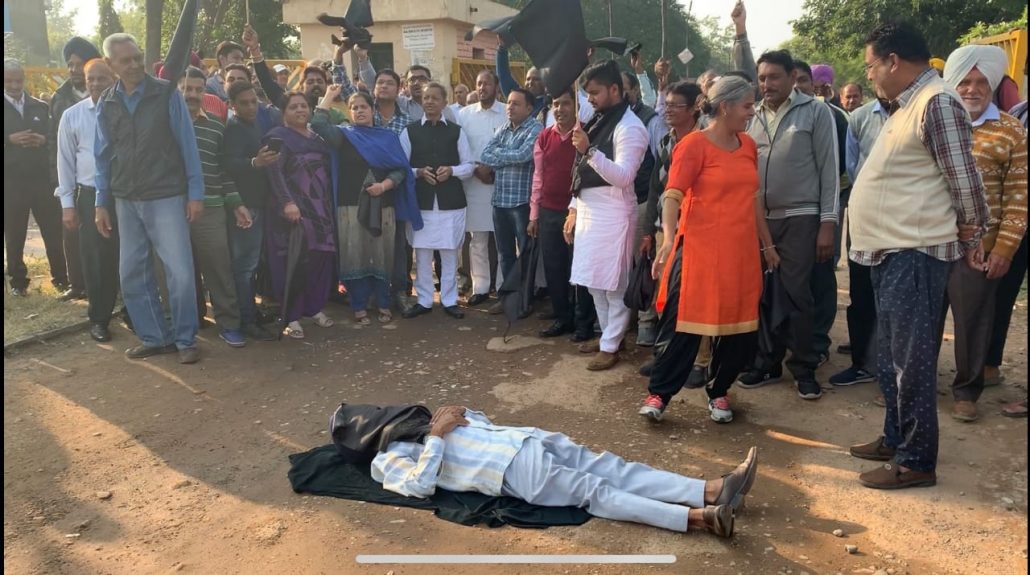 मुख्यमंत्री सेब मंडी के उद्घाटन स्थल पर नही पहुंचे,जनता की एकता से डरे : विजय बंसल