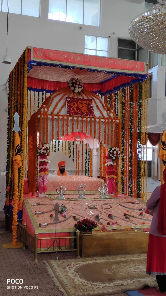 गुरुनानक देव के प्रकाश पर्व पर श्रद्धालुओं का आपार जन समूह ओर चला अटूट लंगर