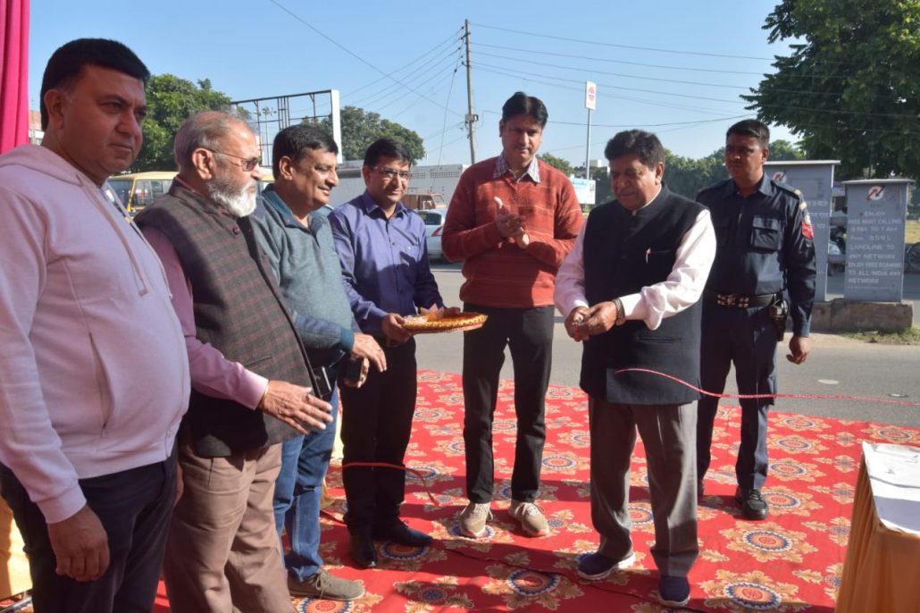 पंचकूला के विधायक एवं मुख्य सचेतक ज्ञानचंद गुप्ता विश्वास फाउंडेशन व एचडीएफसी बैंक के सहयोग से आयोजित रक्तदान शिविर में पर रक्तदाताओं को बैज लगाते हुए।