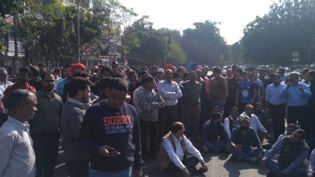 400 -500 बुड़ैल मार्किट वेल्वेफयर के सदस्य व दुकानदार आज पूरे 45 की मार्किट बन्द कर आज चंडीगढ़ प्रशासन /पुलिस से पार्किग की जगह चिन्हित करने की मांग कर रहे थे