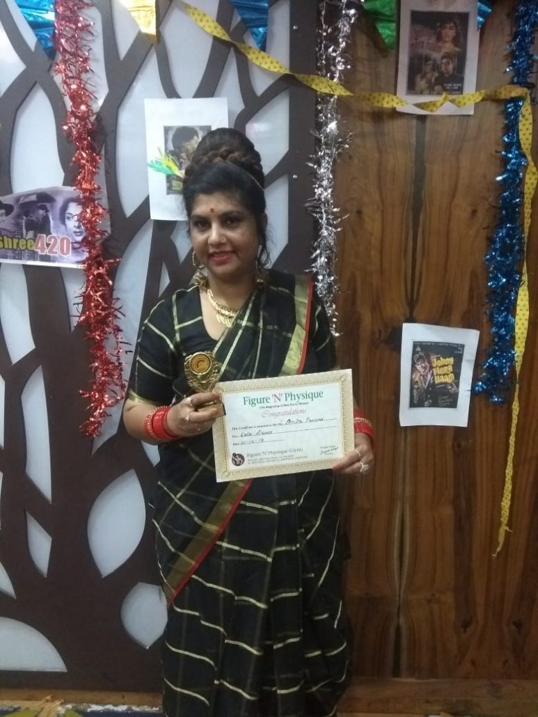 रेनबो लेडीज क्लब ने मनाई “रेट्रो थीम पार्टी “