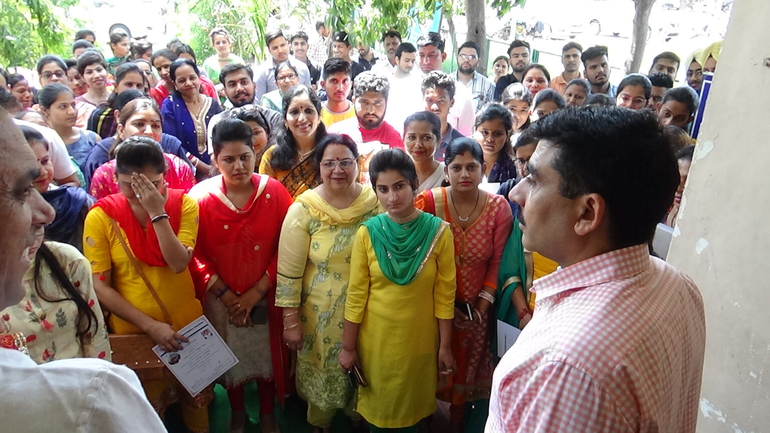 डाॅ॰ बलकार सिंह ने बाल भवन पंचकूला में मतदाता जागरूकता कार्यक्रम के दौरान युवाओं को संदेश दिये और बांटे प्रमाण पत्र