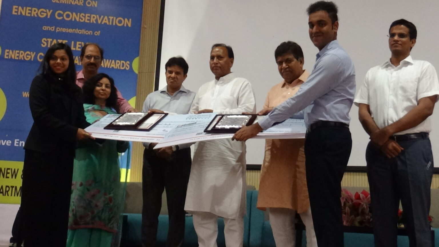 चालू वित वर्ष में 1190 मैगावाट सोैर उर्जा का होगा उत्पादन-सरकारी भवनों की छतों पर लगाये जा रहे है सौर उर्जा प्लांट-डा0 बनवारी लाल