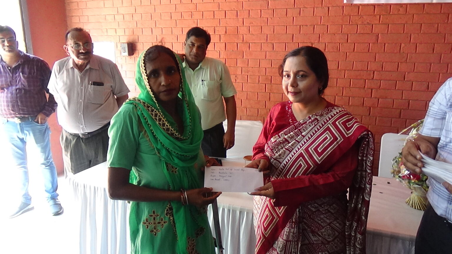 28 लाभार्थियों को 17 लाख रुपये के ऋण स्वीकृति पत्र वितरित किये गये