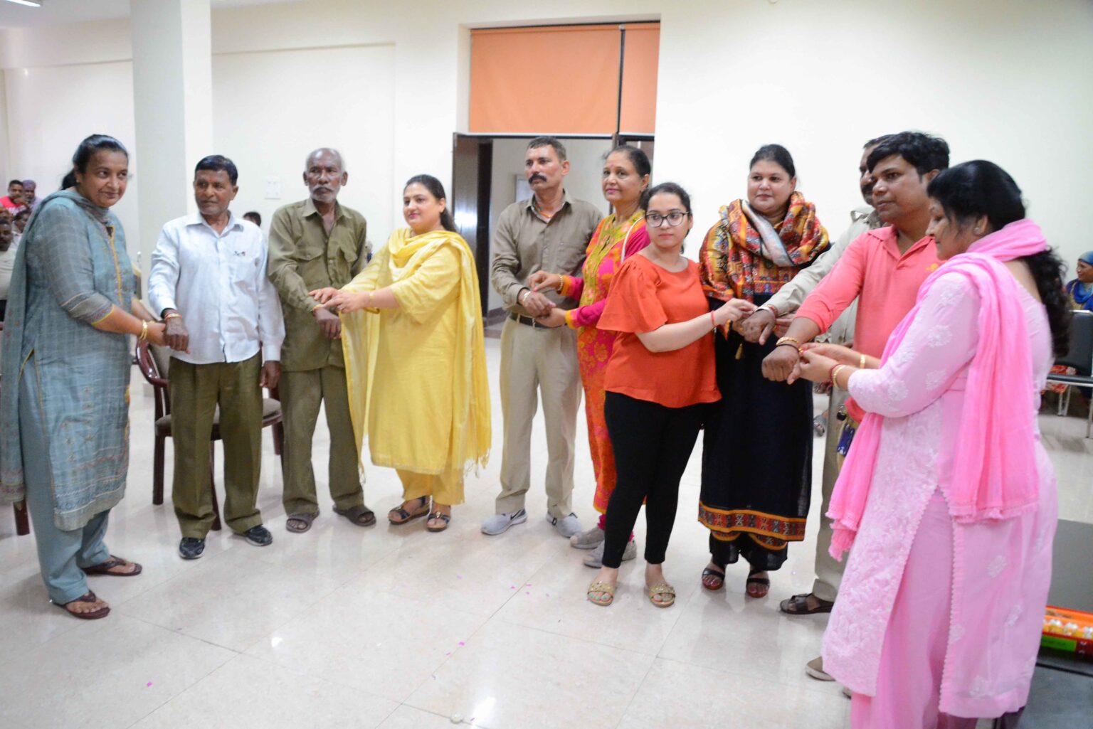 एन जी ओ दी लास्ट बेंचर्स ने सफाई कर्मियों के साथ मनाया रक्षा बंधन