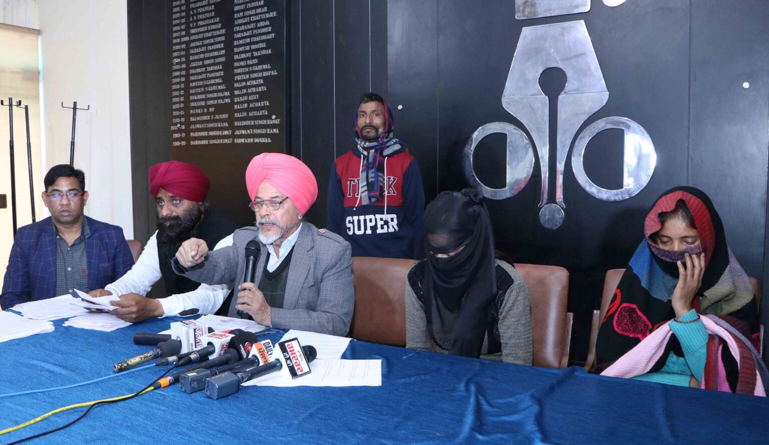 25 हजार के बदले फाइनांसर ने कर्जदार की जवान बेटियों को धोखे से रखा गिरवी