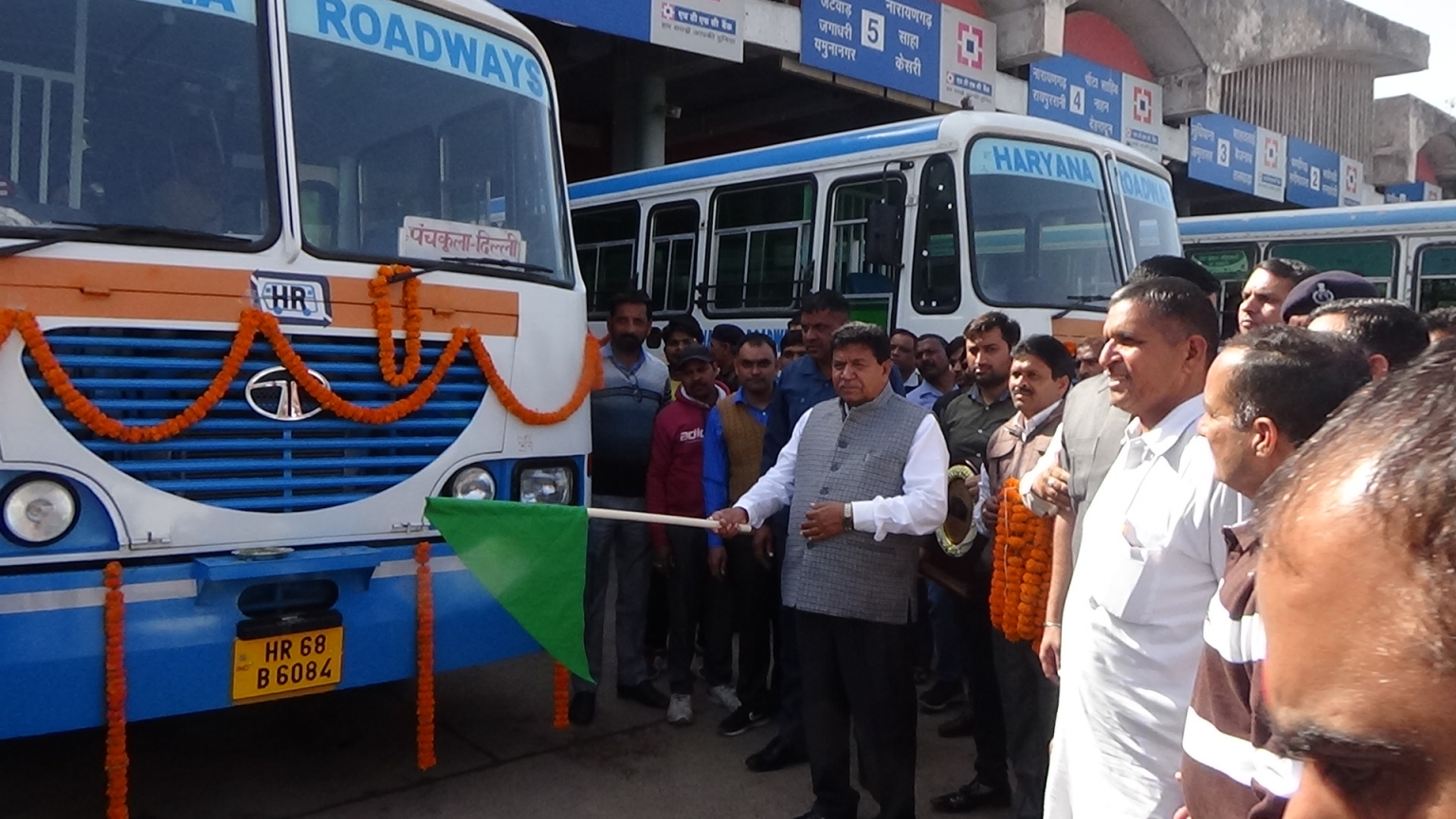 हरियाणा विधानसभा अध्यक्ष ज्ञान चंद गुप्ता ने लम्बे रूटो पर किलोमीटर स्कीम 20 बसों को हरी झंडी दिखाई
