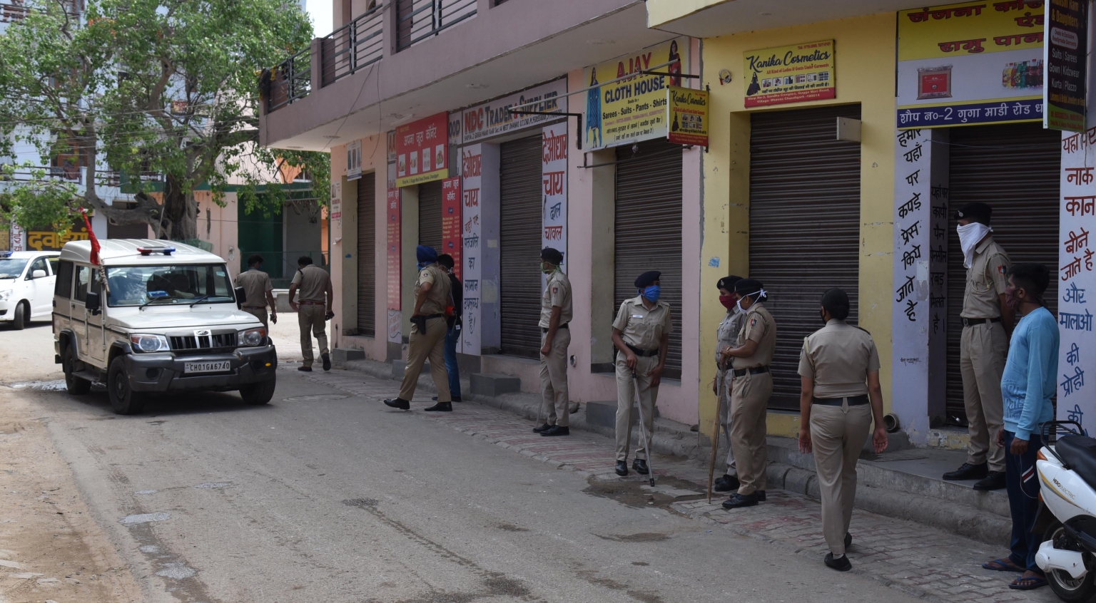 कच्ची कॉलोनी में कोरोना पॉजिटिव आने के बाद लोगों में दहशत का माहौल है