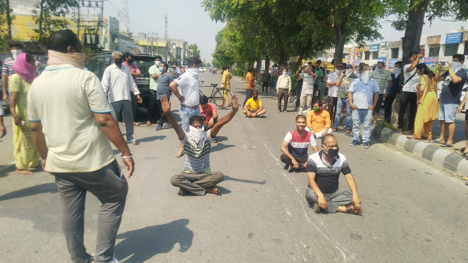 मंदिर के सामने शराब का ठेका खोले जाने के विरोध में कॉलोनी वासियों ने लगाया जाम