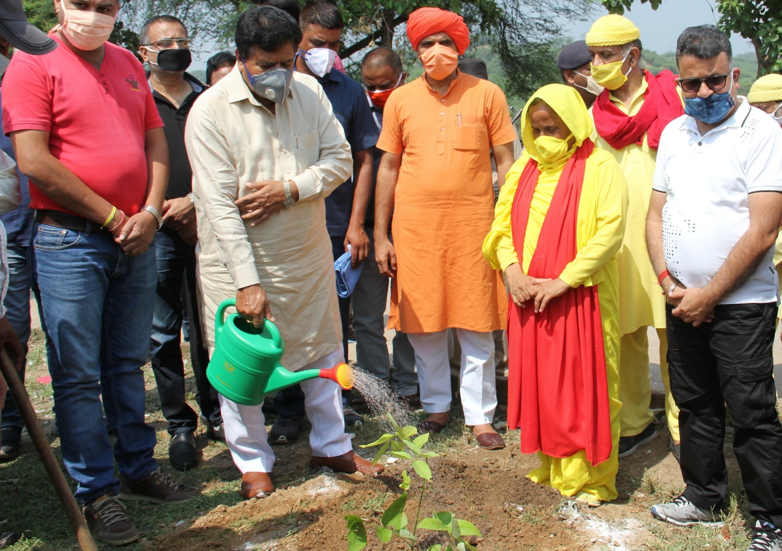 विवाह, जन्म दिन आदि विशेष अवसरों पर एक पेड़ अवश्य लगाएं-गुप्ता