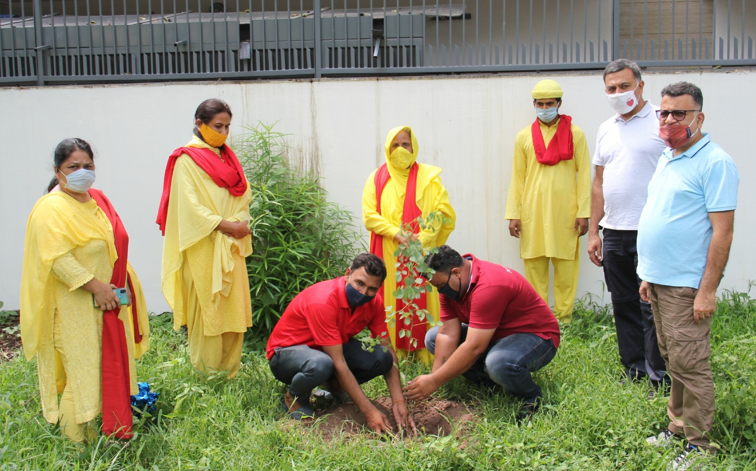 विश्वास फाऊंडेशन ने पंचकूला में औषधीय गुणों वाले और छायादार 110 पौधे लगाए