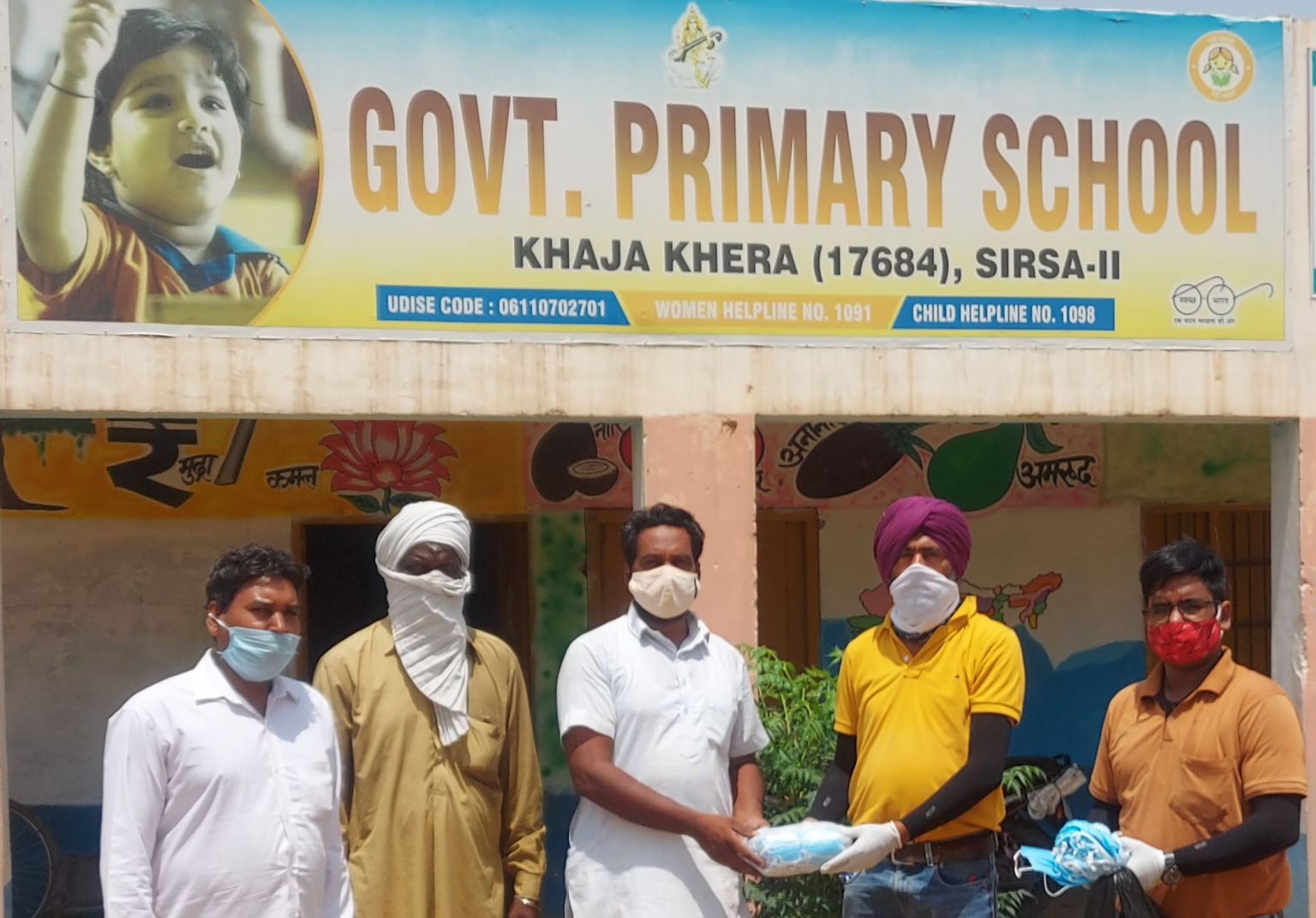 खाजाखेड़ा गांव में संस्थाओं ने वितरित किए मास्क