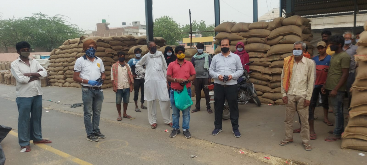 विभिन्न क्षेत्रों में अग्रवाल वैश्य समाज ने वितरित किए मास्क