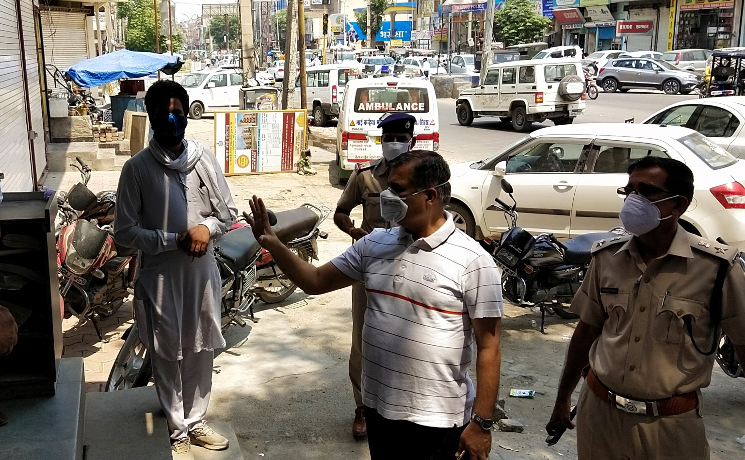 उपायुक्त व पुलिस अधीक्षक ने बाजारों में लॉकडाउन का किया निरीक्षण