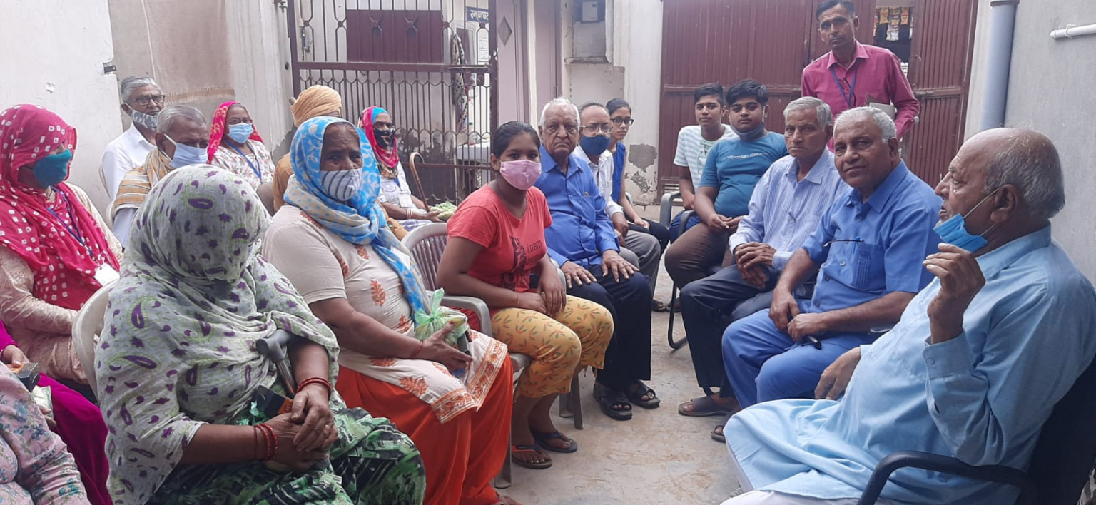 वृद्ध आश्रम में बुजुर्गों संग बिताए पल