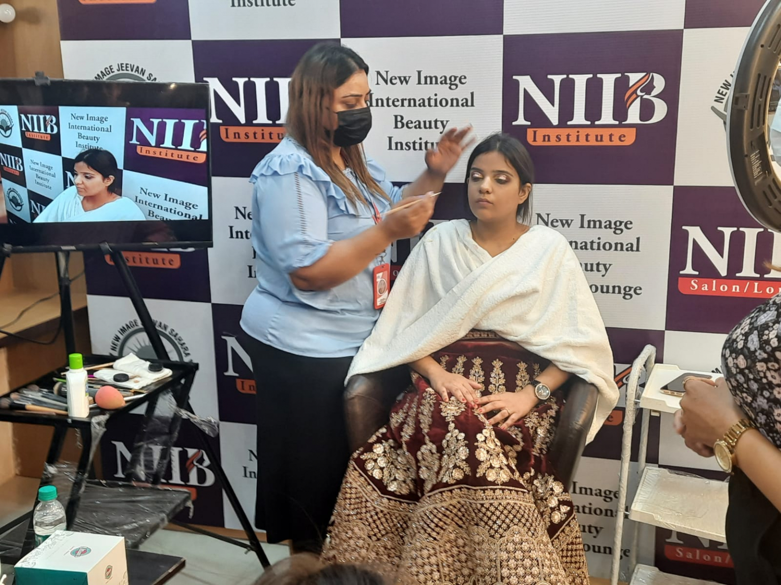 ब्यूटी सेमिनार में 200 युवाओं ने सीखी मेकअप की नई तकनीक