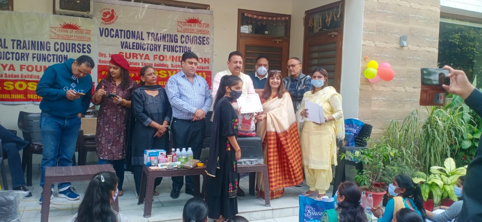 स्वावलम्बी बनाने हेतु 25 लाभार्थियों को सिलाई मशीनें व ब्यूटी किट्स वितरित कीं