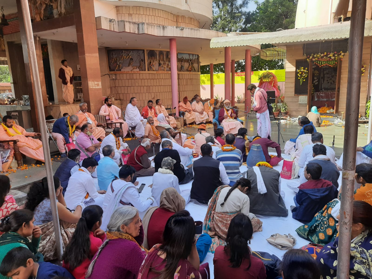 गौड़ीय मठ के संस्थापक माधव गोस्वामी जी का जन्म महोत्सव मनाया