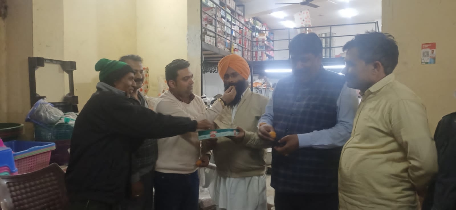 कृषि बिल वापिस लेने की घोषणा पर भाजपा किसान मोर्चे ने लड्डू बांटे