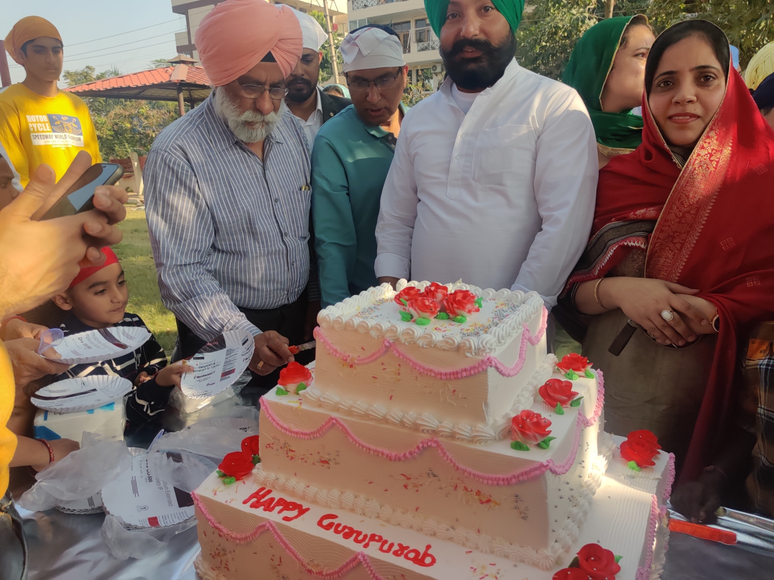 सेक्टर 49 गुरुद्वारे में 40 किलो का केक काटकर मनाई दोहरी खुशी