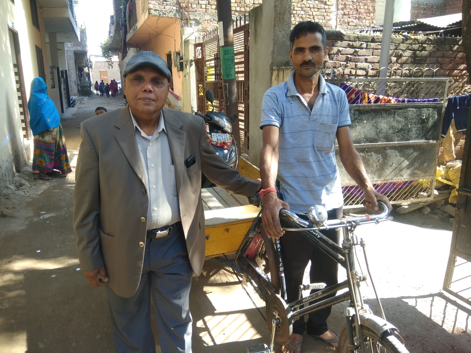 गरीब रेहड़ीवाले को नई रेहड़ी खरीद कर दी एनआरआई ने