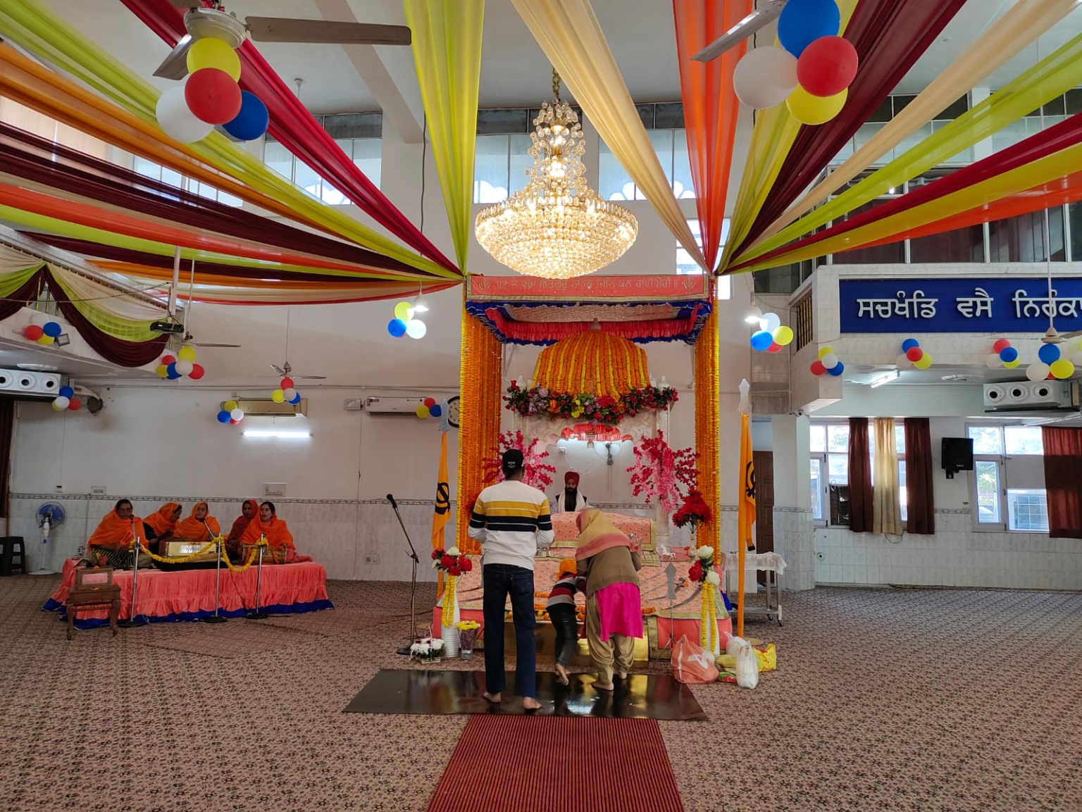 गुरुनानक देव के 552वें प्रकाश पर्व पर गुरुद्वारा श्री गुरु सिंह सभा अर्बन एस्टेट सेक्टर 7 पंचकूला में जलाए दीपक चला अटूट लंगर