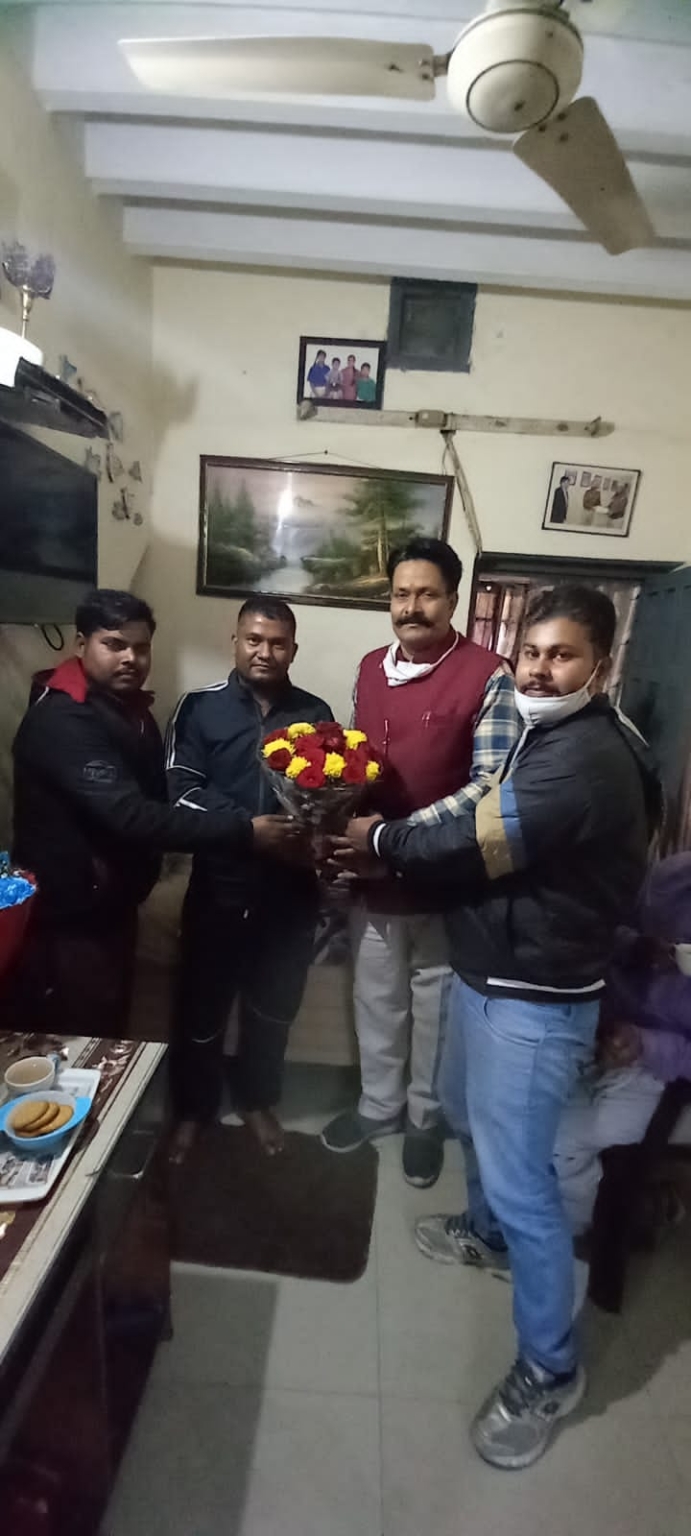 होमगार्ड जवान प्रकाश नेगी को तिवारी ने बहादुरी के लिए किया सम्मानित