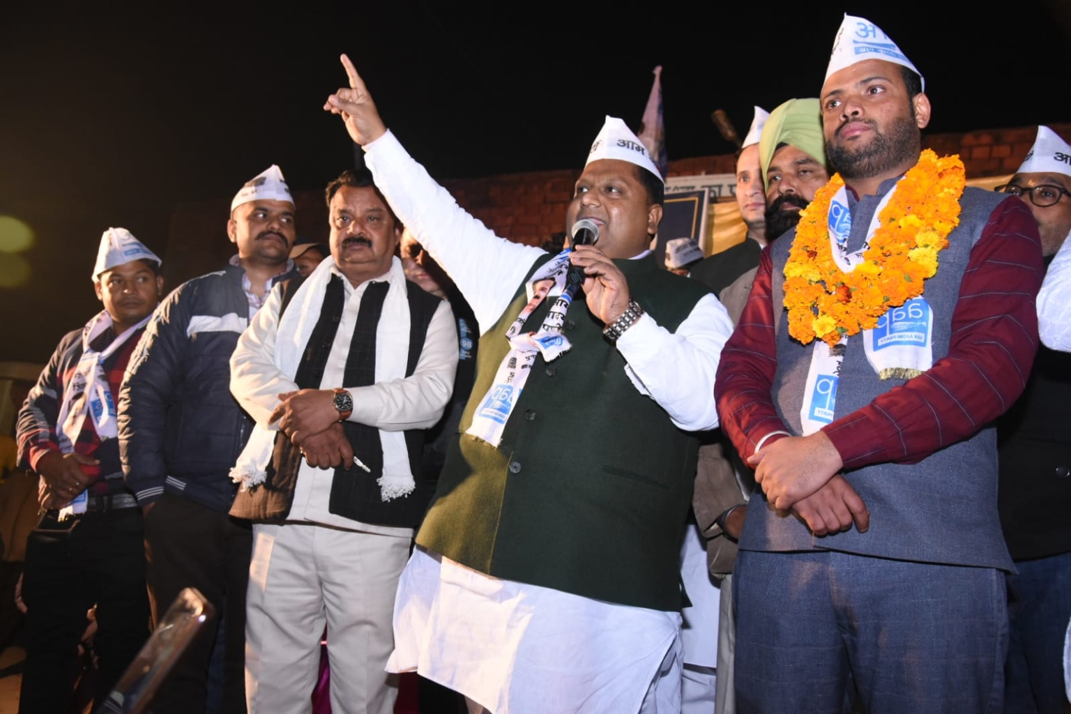 दिल्ली के खाद्य मंत्री इमरान हुसैन की मौजूदगी में भाजपा की निर्मला उर्फ पिंकी सैंकड़ों साथियों सहित हुई आआपा  की