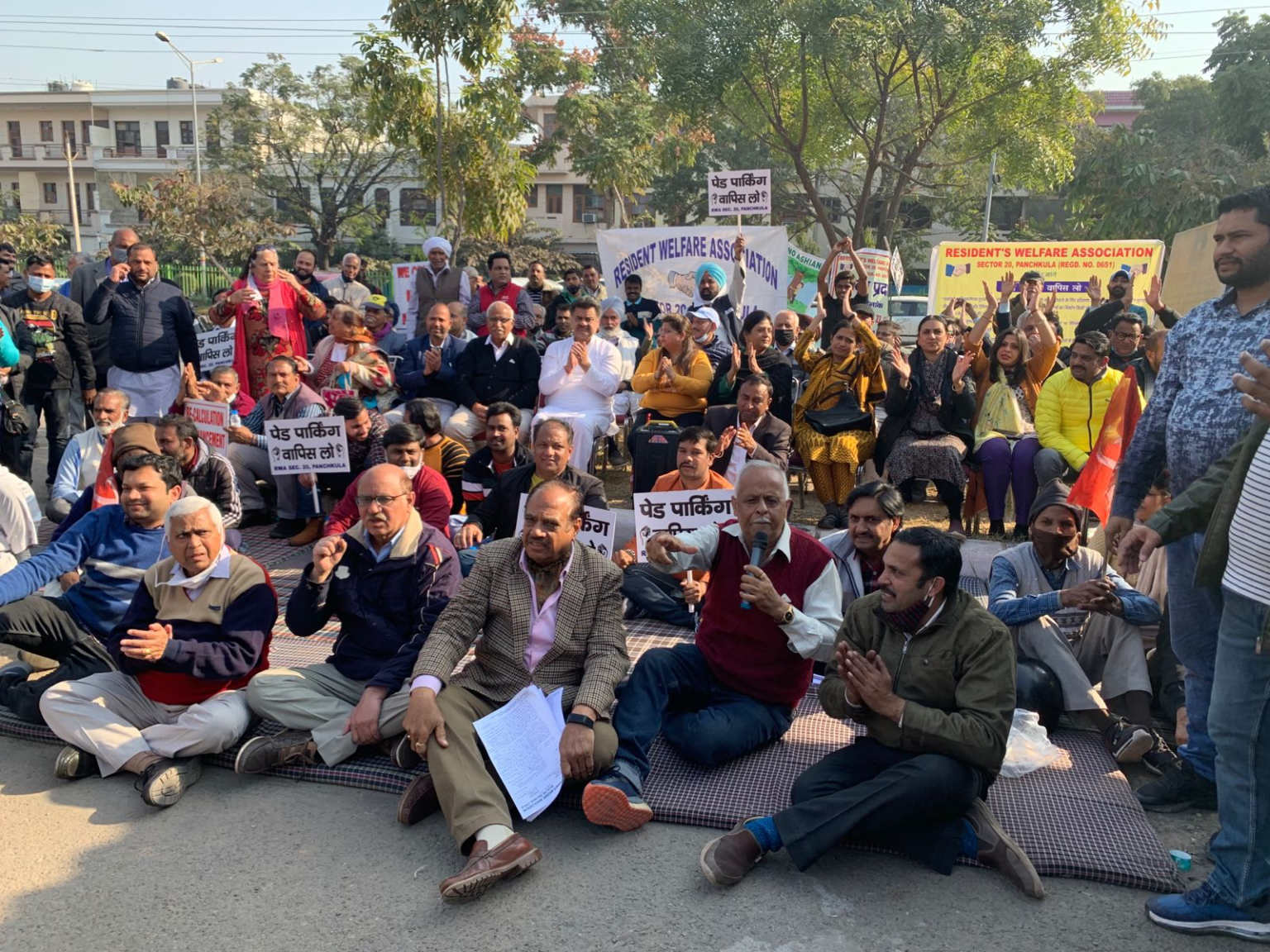 पेड पार्किंग के विरोध में आरडब्ल्यूए सेक्टर 20 के धरने में व सेक्टर 14 में घेराव में समर्थन देने पहुंचे पूर्व उपमुख्यमंत्री चन्द्रमोहन