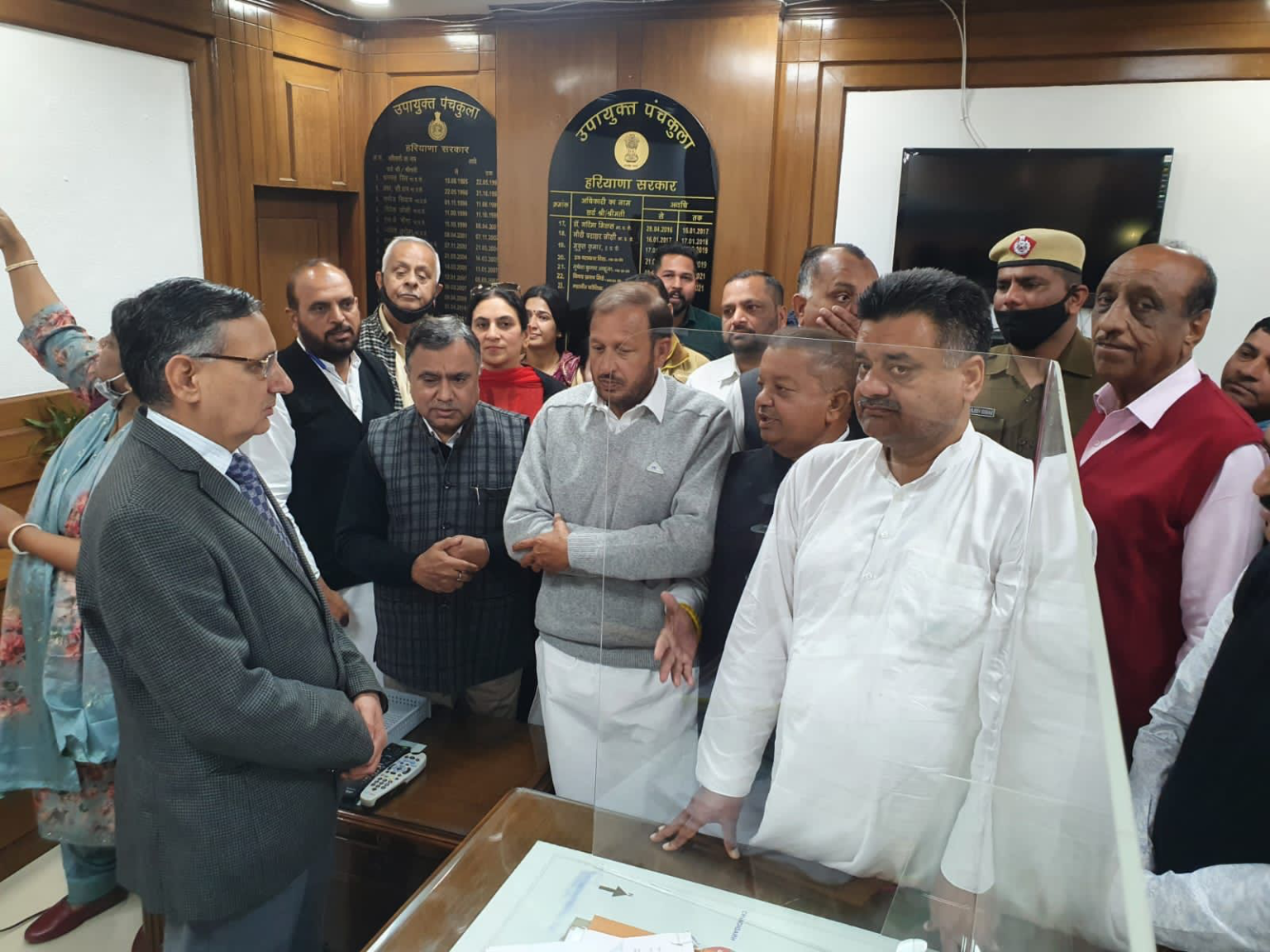 नग्गल जलौली टोल को हटाए सरकार,हटाना नही तो 10 किमी के दायरे में स्थानीय निवासियों को टोल मुक्त करे : चंद्रमोहन