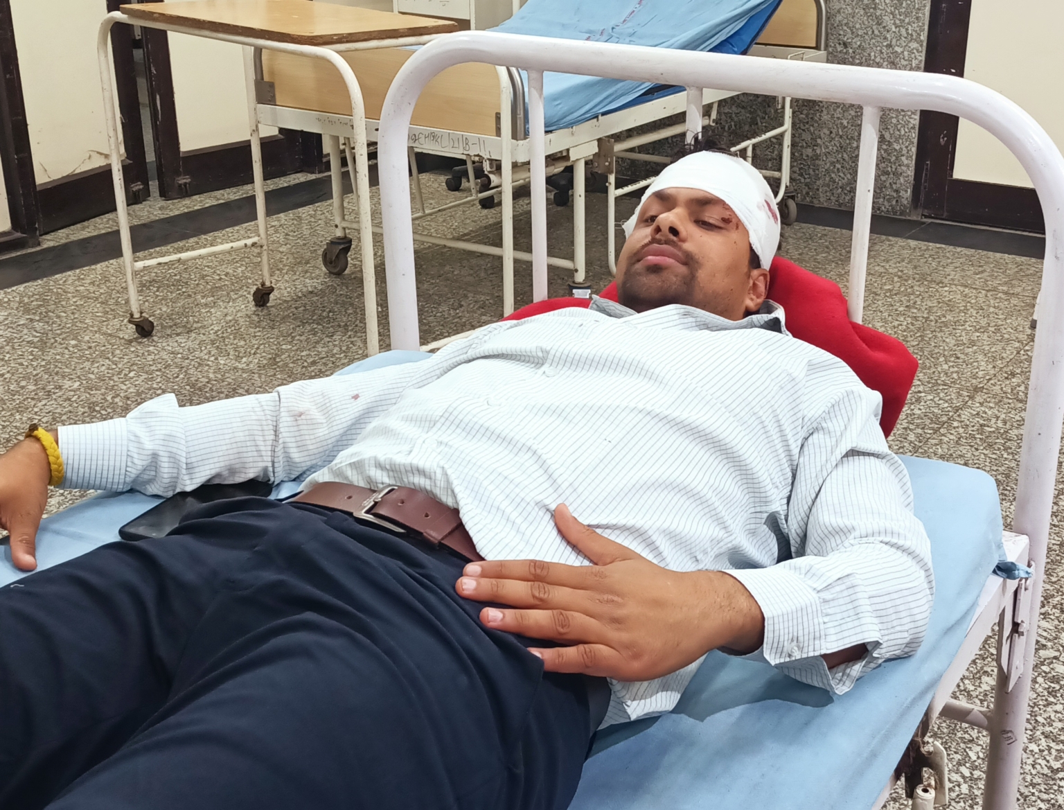 पंचकूला के नगर निगम कार्यालय में जेई और पार्षद के बीच जमकर चले लात घुसे,जेई का सिर फूटा।