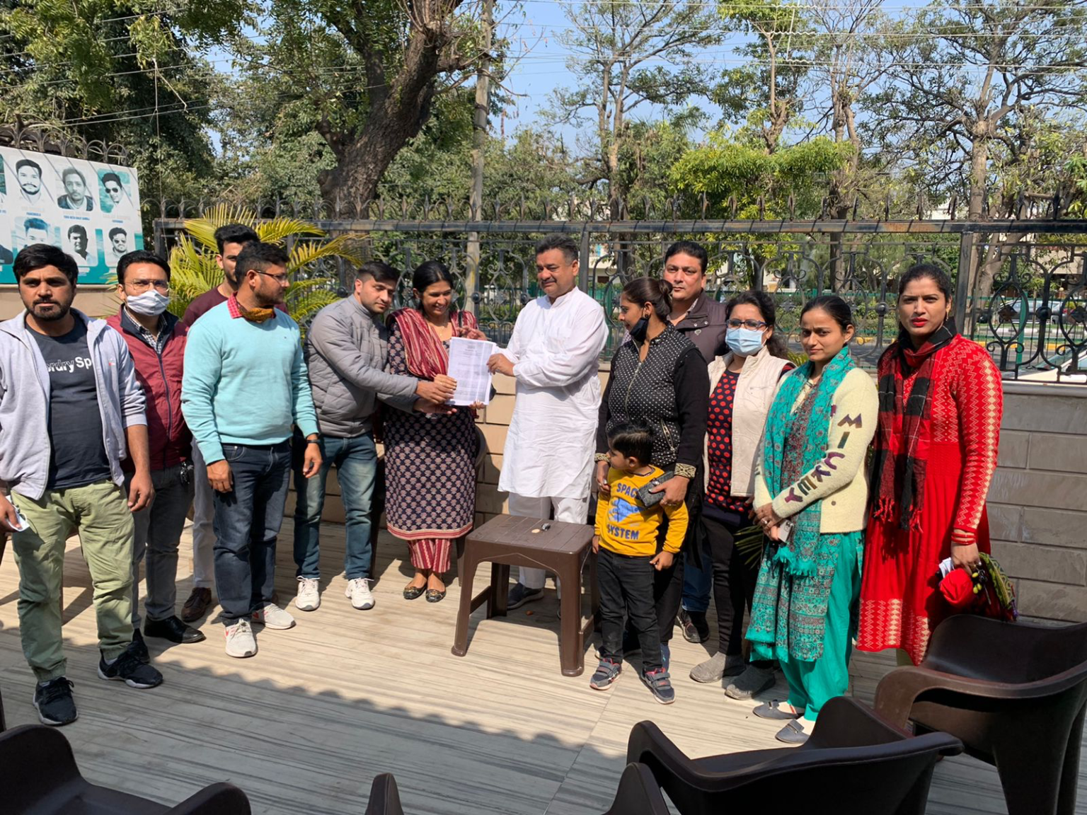 नौकरी को सुरक्षित करने की लेकर हारर्ट्रोन के डाटा एंट्री ऑपरेटर ने भूतपूर्व मुख्यमंत्री भाई चन्द्रमोहन जी को ज्ञापन सौंपा।