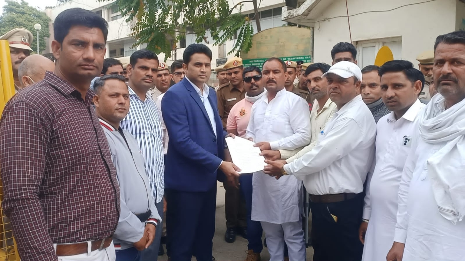 आज पंचकूला के दर्जनों गांवों के ग्रामीण किसान नेता बहादुर राणा ककराली की अध्यक्षता में अपनी समस्याओं को लेकर पंचकूला उपायुक्त कार्यालय पहुंचे किसानों ने सीजेएम को ज्ञापन भी सौंपा