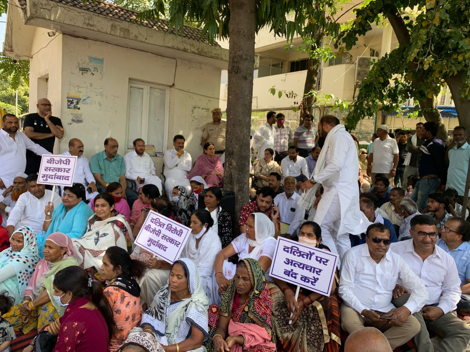 चंद्रमोहन व विधायक कालका प्रदीप चौधरी की अगवाई में हज़ारों की संख्या में कांग्रेस कार्यकर्ताओं के साथ दिया धरना