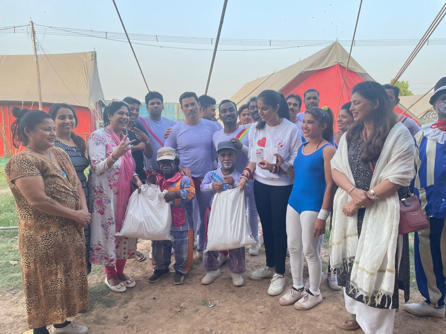 दी शो मस्ट गो ऑन – एन ए कल्चरल सोसायटी ने सर्कस के कलाकारों की हौसला अफजाई की