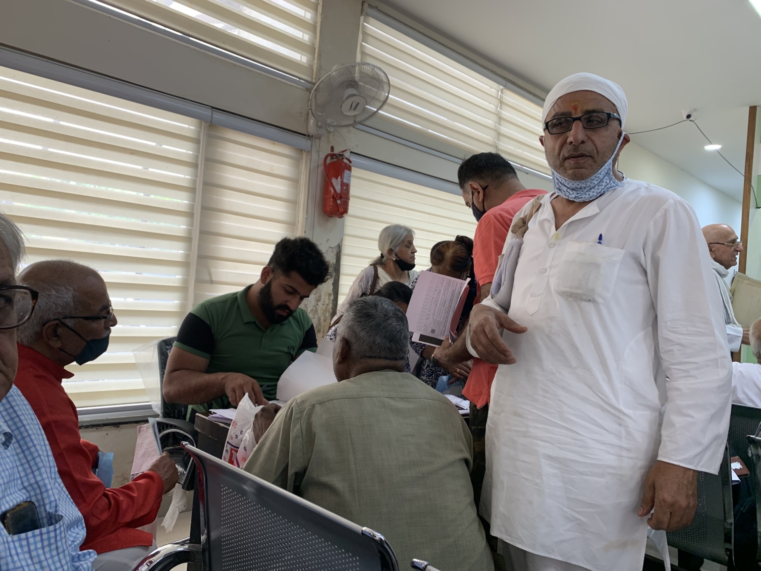 नगर निगम के हाउस टेक्स् के गलत बिलों से परेशान पचकुलां के लोगों ने चन्द्रमोहन जी से मदद करने की गुहार लगाई