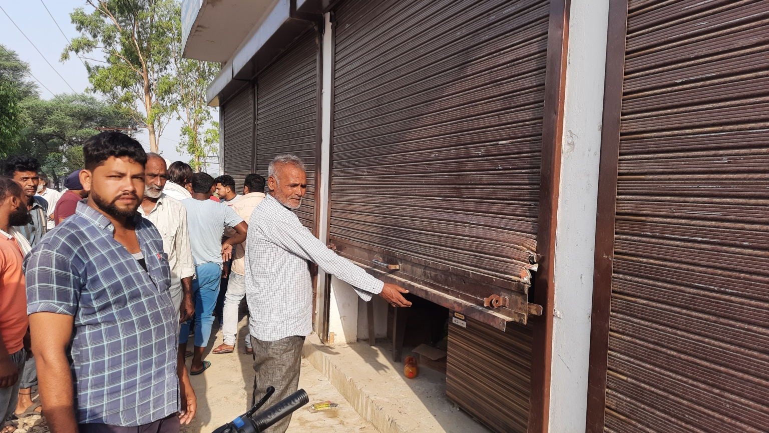 किराने की दुकान व मेडिकल स्टोर से चोरों ने इनवर्टर बैटरे समेत सामान पर किया हाथ साफ