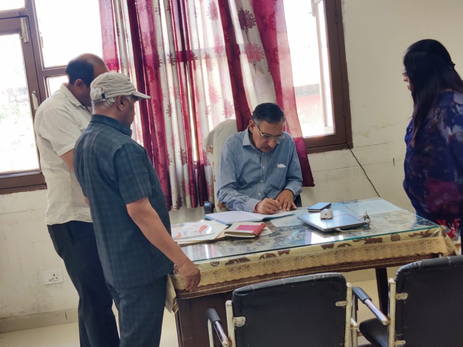 उपायुक्त महावीर कौशिक ने जिला रोजगार कार्यालय का किया औचक निरीक्षण