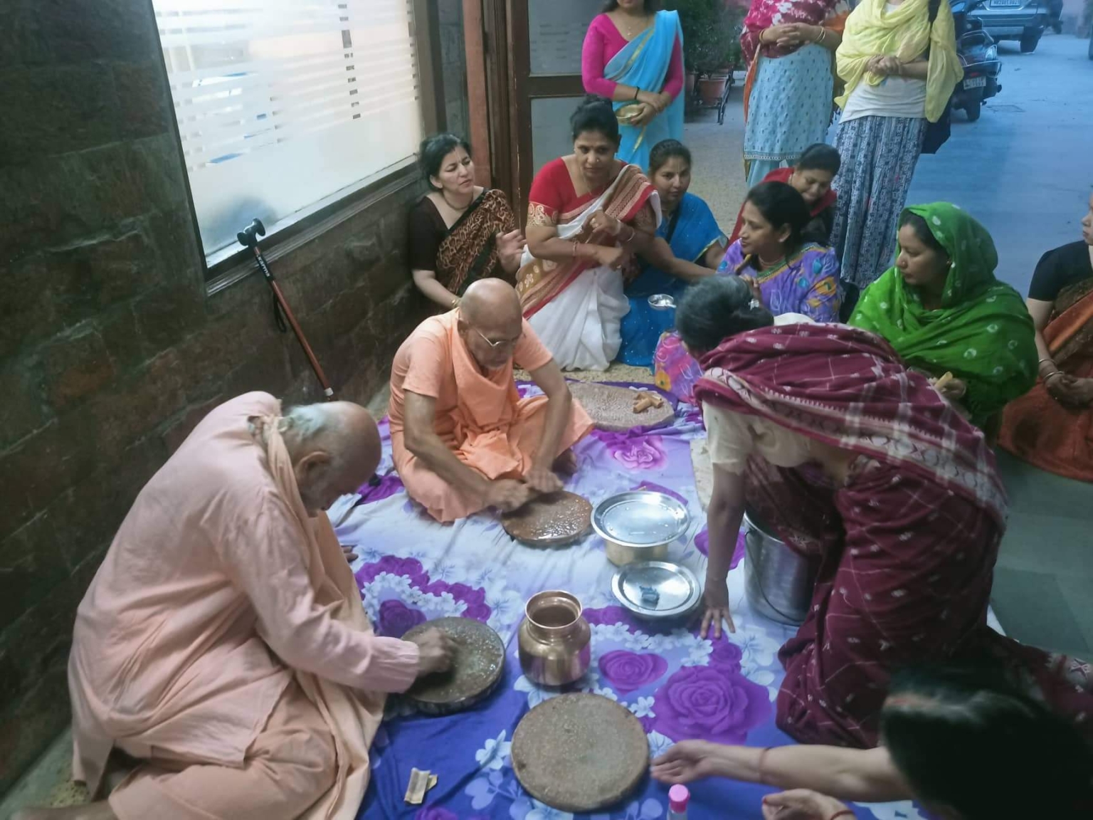 मलाई गिरी पर्वत के चंदन से गौड़ीय मठ के राधा माधव जी के लेपन के साथ ही 21 दिवसीय चंदन यात्रा का शुभारंभ