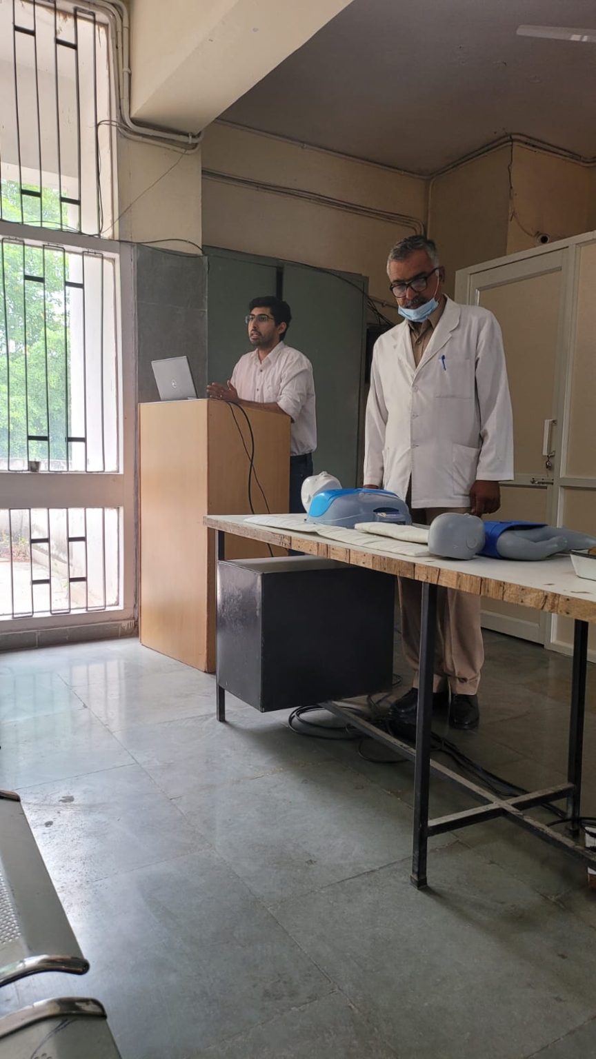 पुलिस अधिकारियों को फर्स्ट ऐड के बारे में उपयोगी जानकारियां दीं